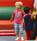 组图：小甜甜大露背幼儿园外接爱子上演天伦秀