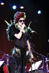 组图：尚雯婕惊异造型盘点 老人妆独领风骚