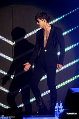 组图：金贤重开唱露胸耍性感 与gaga撞期仍火爆