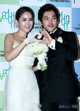 组图：韩棒球选手李容奎与女星刘荷娜喜结连理 