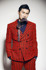 组图：陆昱霖酷炫写真 多变气质展双重魅力