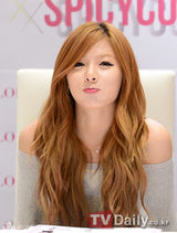 组图：4minute泫雅签名会可爱卖萌秀香肩