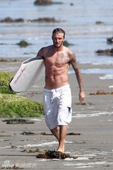 组图：贝克汉姆带儿子军团冲浪 享受假日时光