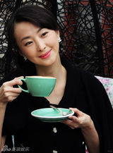 组图：林静拍摄时尚大片 展知性美女风采