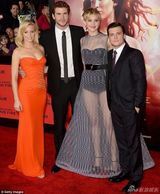 组图：劳伦斯紧身黑衣透视裙宣传大腿粗壮