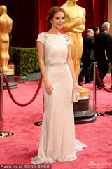 组图：玛丽娅-曼努诺斯复古发型裸背娇艳