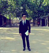 组图：段奕宏伦敦街头写真 穿梭过去未来光影