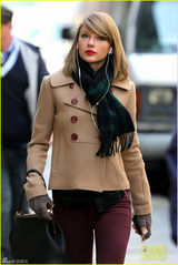 组图：斯威夫特耳机不离身 现身街头美艳精致