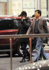 组图：高圆圆戴口罩亮相机场 黄海波随后现身