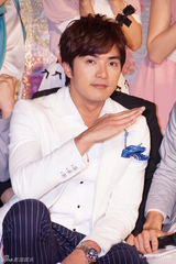 组图：ELLA出席新片首映会自曝拍动作戏崩溃痛哭