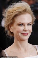 组图：《维纳斯》首映 妮可时尚裙装露背