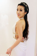 组图：陈紫函白裙亮相大影节 宛若仙子大秀裸背