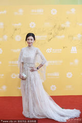 组图：王丽坤亲密牵郑恺 全白装玩王子公主配