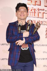 组图：林忆莲获最佳国语女歌手 常石磊代领