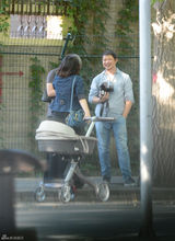 组图：姚晨曹郁带爱子小土豆拍照 一家其乐融融