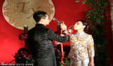 组图：刘璇穿中式新娘装脸露幸福 与王弢拥吻