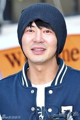 组图：神话成员JunJin退役 众粉丝迎接感动落泪