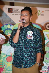 组图：吴若希黑衣大卖性感 梁汉文勇于作曲