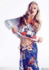 组图：嫩模格拉芙复古大片 玩角色扮演秀美乳