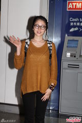 组图：长泽正美学生样抵港 秀中文问候新年