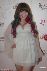 组图：孟茜田丽助阵《Lady呱呱》发布会各秀身材