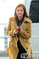 组图：韩星朴敏英赴港 穿驼色大衣甜笑亲和