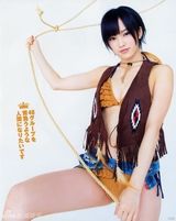 组图：山本彩奶牛装挤爆乳 化身牛仔野性挥鞭