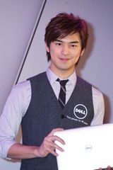 组图：陈柏霖视频聊天维系感情 工作中过白色情人节