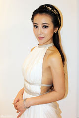 组图：陈紫函白裙亮相大影节 宛若仙子大秀裸背