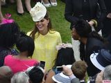 组图：凯特王妃鹅黄套裙亮相 与婆婆亲密交谈