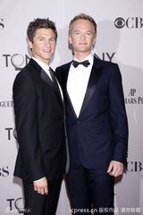 组图：托尼奖红毯星光熠熠 女星斗艳秀腿露肩