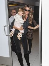 组图：邦辰抱女机场遭围堵 萝莉竖拇指比赞卖萌