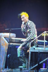 组图：梁汉文香港红馆开唱 圈中好友齐助阵