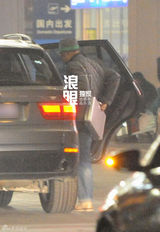 组图：徐峥戴绿边帽独自回京 把玩手机目光呆滞