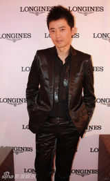 组图：任泉儒雅出席活动 与好友欢聚感喜悦