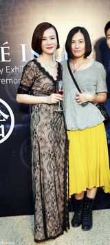 组图：刘孜新店开业携子亮相 深V长裙秀红唇