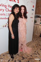 组图：温碧霞捐新EP做慈善 老公购买支持