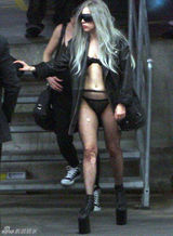 幻灯图集：Lady Gaga越穿越少 破网袜露臀走光