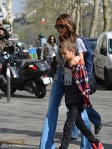 组图：贝嫂携子女团外出 小七亮黄衫卖萌抢镜