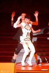 组图：杨千嬅幸福小女人唱情歌 容祖儿秀性感