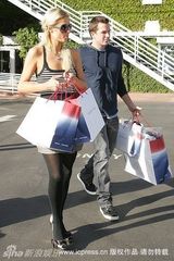 幻灯图：希尔顿穿高腰裙现身 和男友圣诞大采购 