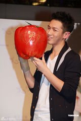 组图：柯震东香港签唱会 态度亲和大方拥抱女歌迷