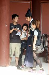 高清组图：朱智勋拍《我是王》穿古装显气势