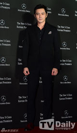 组图：张东健金惠秀等亮相活动黑装气势足