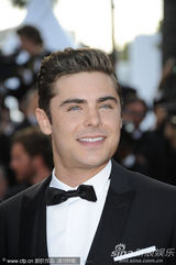 组图：埃夫隆库萨克等现身《报童》红毯