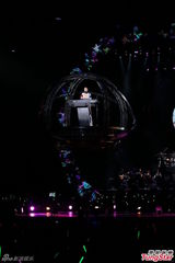 组图：严爵个唱秀舞技 打死不肯脱衣露腹肌