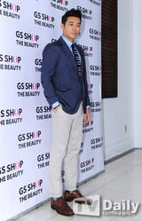 组图：Rainbow高佑丽出席活动展无赘肉身材