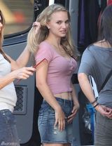 组图：波特曼和法斯宾德片场亲密拥抱