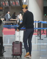 组图：张亮电话不断业务忙 酷劲十足逗乐女助理