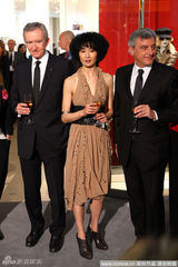 幻灯图：张曼玉现身性感优雅 全程与建筑师亲密互动